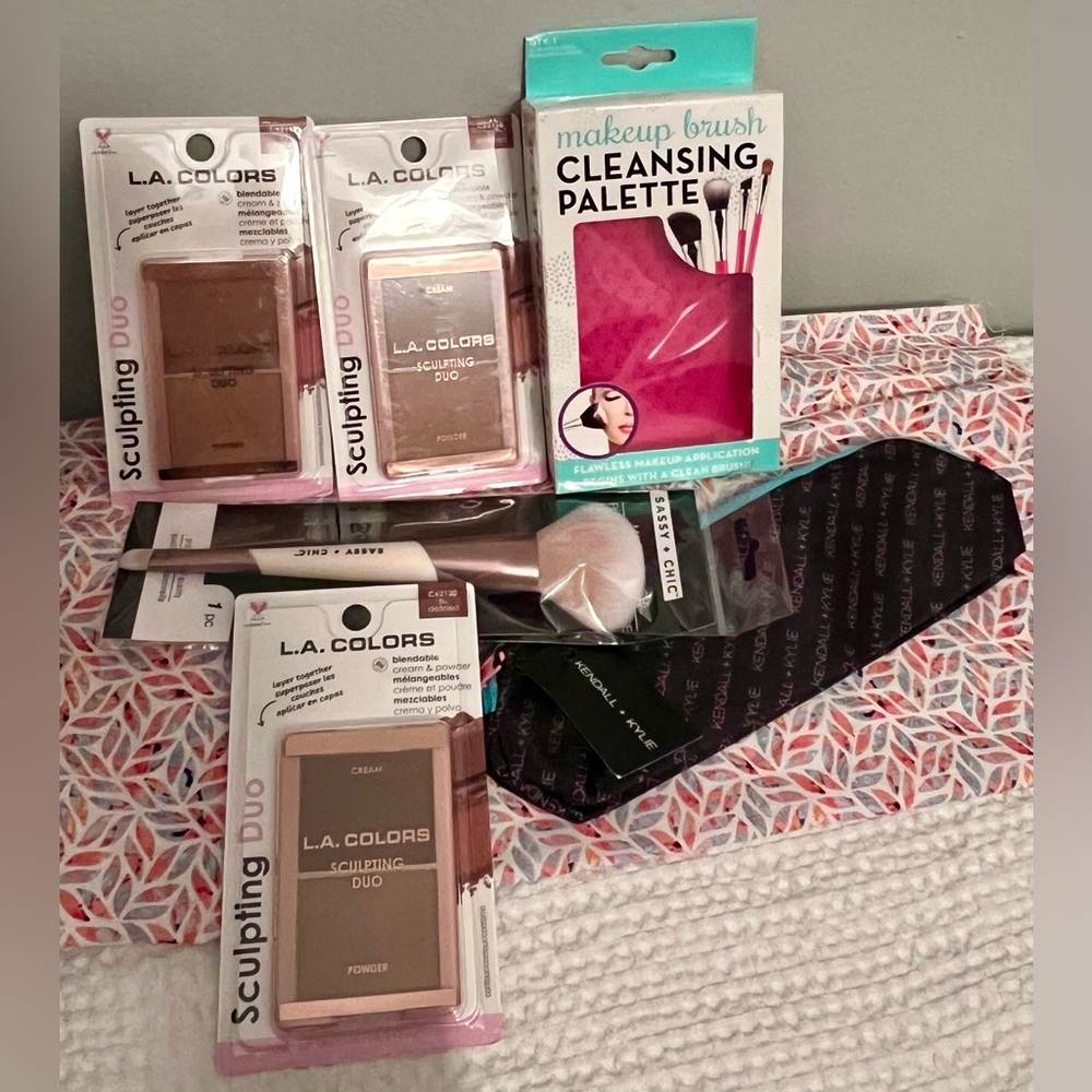 L.A. Colors Sculpting Duo Set with Brush, Cosmetic Bag & Cleansing Palette💗
